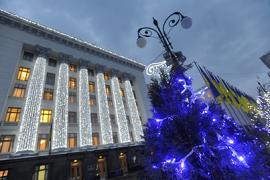Здания органов власти украшены к Новому году