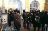 Митингующие баррикадируются в Киевсовете