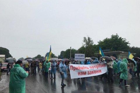 Работники украинских спиртзаводов перекрыли международные трассы