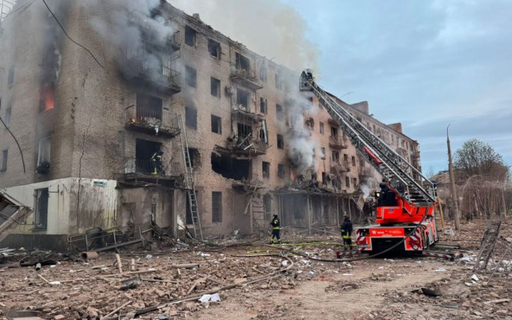 Головне за ніч та ранок середи, 15 квітня: удари по Дніпру та Сумах, понад 210 боєзіткнень, бомбардування Слов’янська