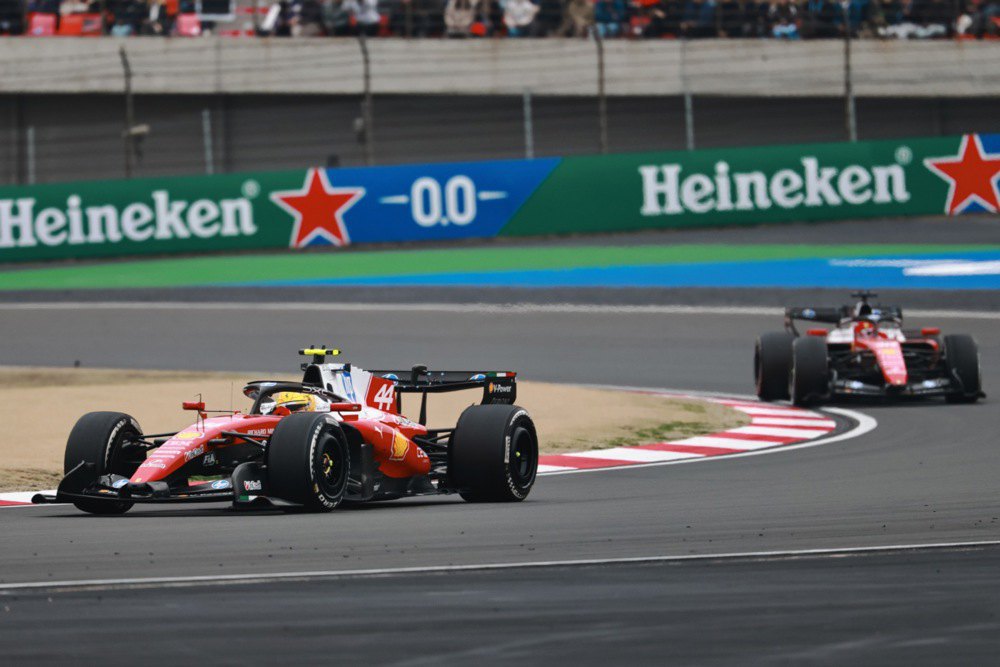 Льюїс Гемільтон (ліворуч) виконує поворот під час перегонів