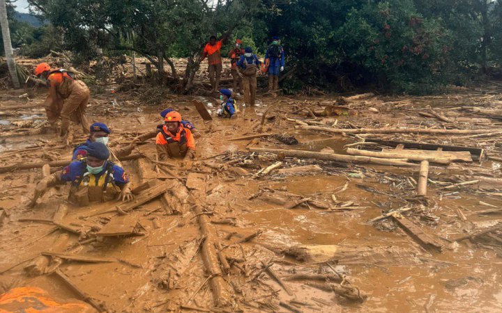 Кількість загиблих унаслідок повеней та зсувів у Азії сягнула до понад 900 людей