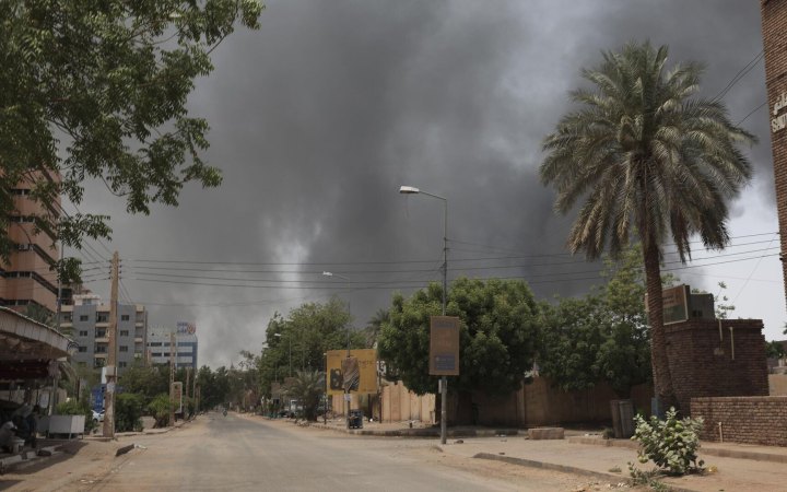Країни прискорили евакуацію своїх громадян із Судану 