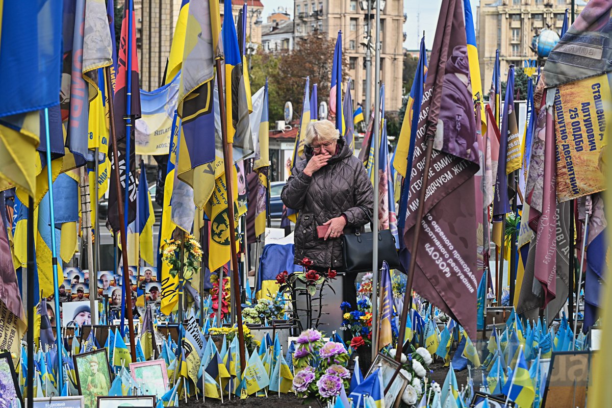 Народний меморіал на Майдані Незалежності є стихійним та постійно зростаючим місцем пам'яті, присвяченим героям, які
загинули під час Революції Гідності та війни Росії проти України. Він виник із клумби з прапорцями і перетворився на великий простір пам'яті з тисячами синьо-жовтих прапорів та портретами загиблих. 