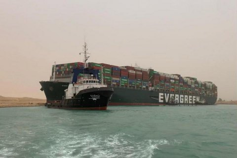 В заторі у Суецькому каналі застрягли вантажі на $9,6 млрд
