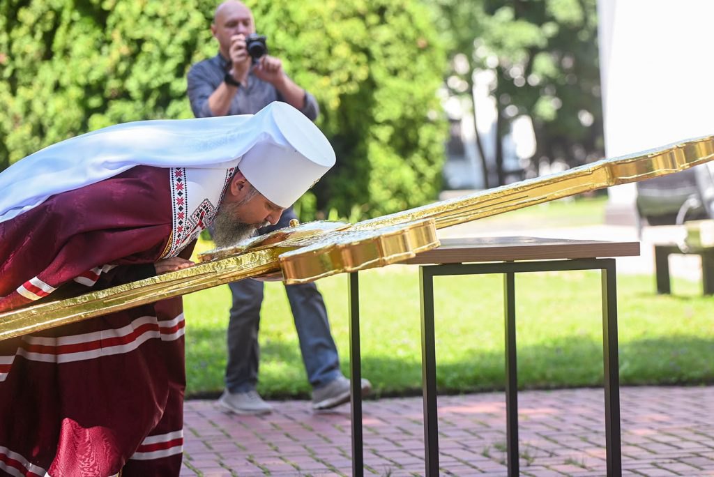 Митрополит Епіфаній перед встановленням відреставрованого хреста Софії Київської