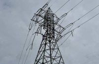 Частина споживачів у семи областях залишилися без світла через обстріли 