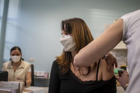 В Германии с июня разрешат вакцинироваться от ковида всем желающим
