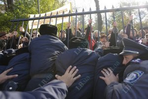 Протестующие сломали забор вокруг Рады
