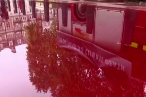 Экоактивисты в Лондоне залили минфин фальшивой кровью