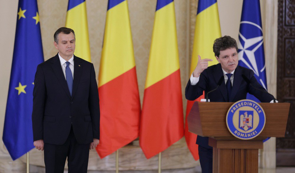 Президент Румунії Нікушор Дан оголошує кандидатуру на посаду прем'єр-міністра Румунії Еуджена Томака (ліворуч) у палаці Котрочень у Бухаресті, 4 червня 2026 року.