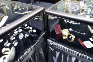 ​В Донецкой области грабители вынесли из ювелирного магазина драгоценностей на миллион грн