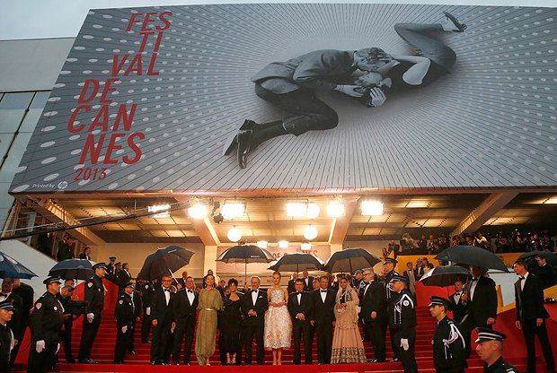 Члены жюри под официальным постером 66-го Каннского кинофестиваля