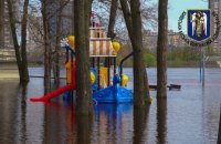 Після трьох днів підйому рівень води у річці Дніпро в Києві пішов на спад 