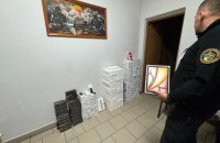 На Львівщині митники зупинили «порожній» бус із сотнями прихованих смартфонів і планшетів
