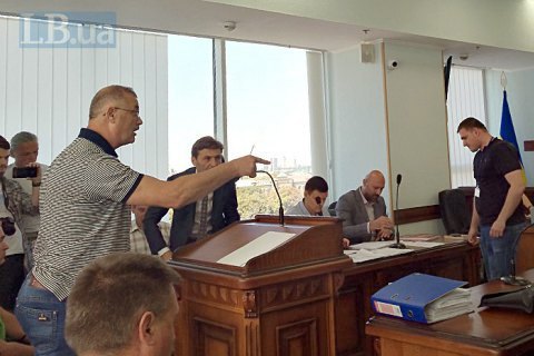 “Мы отсюда никуда не уйдем”: родственники Героев Небесной Сотни требовали доставить в суд обвиняемых экс-"беркутовцев"