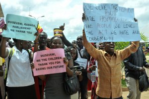 В Уганде прошел молебен в честь закона, запрещающего гомосексуализм