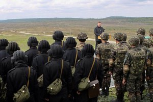Янукович отменил срочную службу в армии