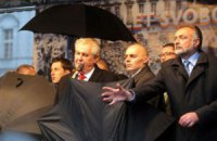 Президента Чехии забросали яйцами за пророссийские заявления