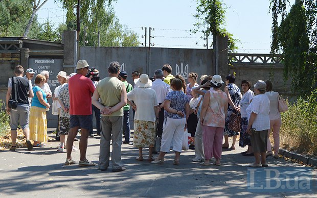 Митинг местных жителей против застройки в июле 2015 г. возле воинской части
