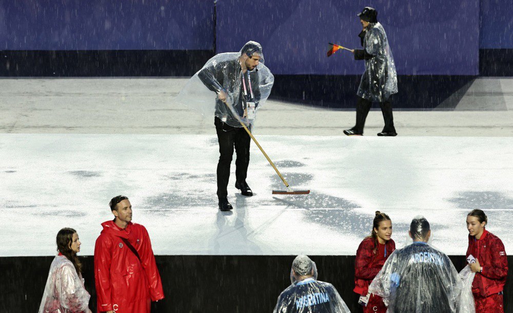 Підготовка подіуму до демонстрації прапорів-учасниць Олімпіади-2024.