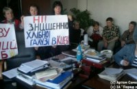 Уволенные сотрудники захватили хлебзавод №12 в Киеве