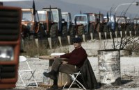 В Греции фермеры забросали правительственное здание камнями и помидорами