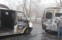 У Маріуполі спалили катафалк ритуальної служби і ще шість автомобілів