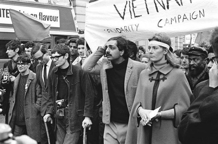 Стивен Хокинг (уже с тростями) шагает рядом с Тариком Али во время демонстрации против войны во Вьетнаме, 1969.