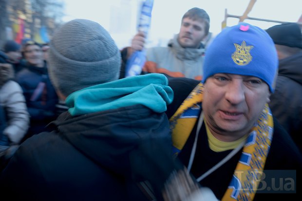 Четверо мужчин с флагами Партиии регионов пытались пройти на Евромайдан со стороны "антимайдана". В результате завязалась потасовка и пройти им не удалось