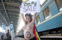 Беременная актвистка FEMEN выступила против "сурроГадства"