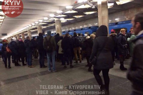 На станции метро "Оболонь" в Киеве мужчина упал под поезд