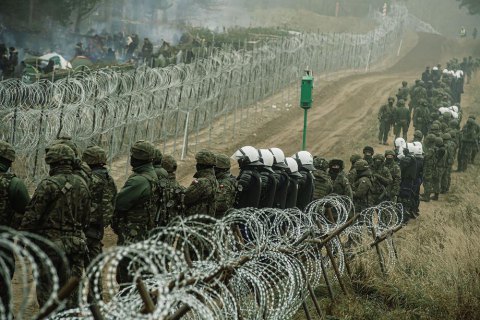 На белорусско-польской границе произошли столкновения, пострадала пограничница
