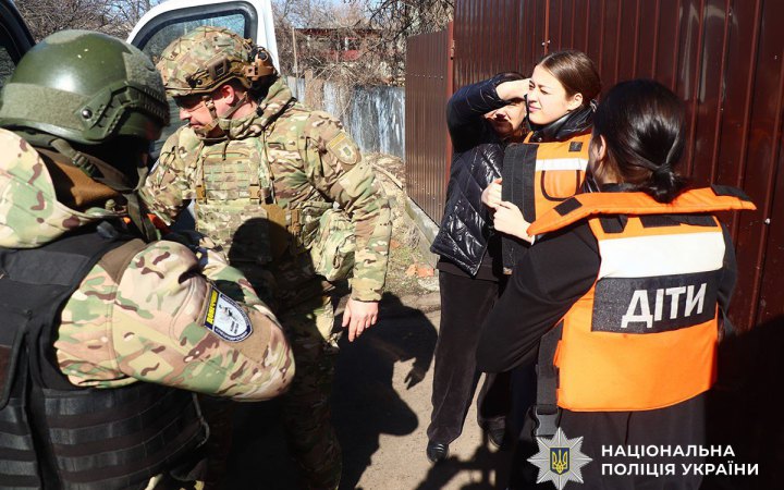 "Білі Янголи" евакуювали з прифронтової Карпівки на Донеччині ще двох дітей