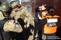 "Білі Янголи" евакуювали з прифронтової Карпівки на Донеччині ще двох дітей