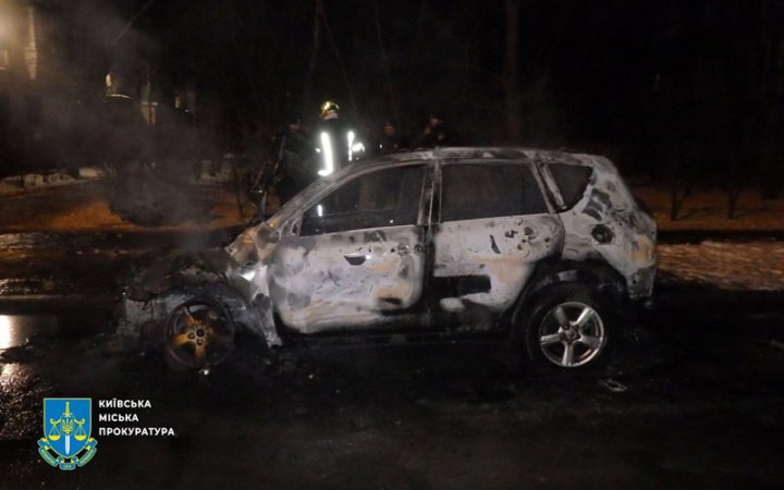 Киянина судитимуть за підпал трьох автомобілів, які він видавав замовнику за машини військових