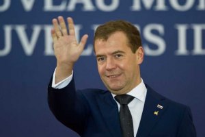 Медведев поговорил с машиной на избирательном участке