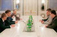 Янукович проводит переговоры с лидерами оппозиции