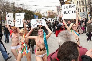 Журналісти з'ясували, за скільки можна купити акцію Femen