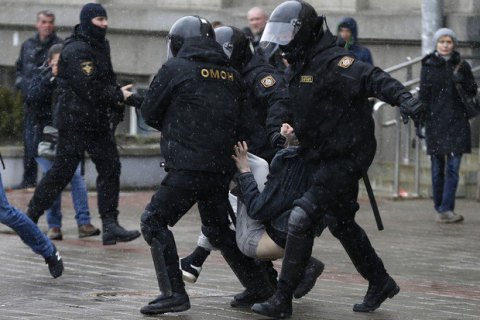 За участие в протестах в Беларуси задержали трех украинцев