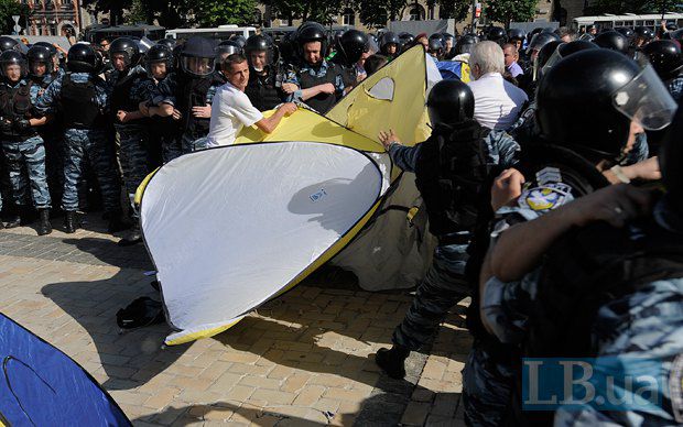 Беркут зносить намет активістів <<>Спільної справи>> на Софіївській площі