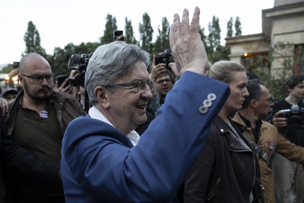 Лідер La France Insoumise Жан-Люк Меланшон вітає прихильників після другого туру парламентських виборів у Парижі, 7 липня 2024 року.