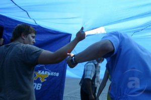 В Харькове в драке регионалов с УНП разорвали флаг Украины
