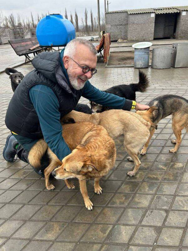 Войцех Тохман під час візиту до Нікопольського притулку для тварин. 