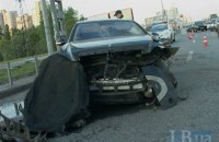 В Киеве водитель попавшего в ДТП Mercedes сбежал с места аварии, оставив в салоне трех пассажирок