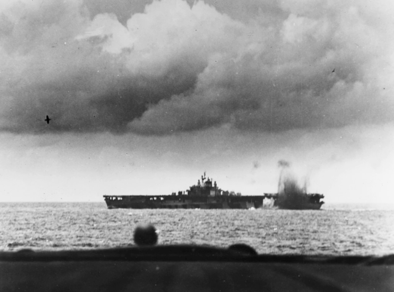 Американський авіаносець Bunker Hill під час битви 1944-го