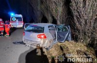 Три человека погибли из-за столкновения автомобиля с деревом на дороге возле Луцка
