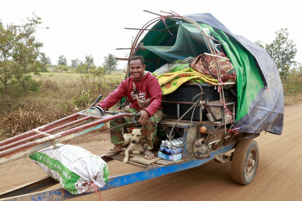 Люди втікають від загострення на кордоні Таїланду та Камбоджі