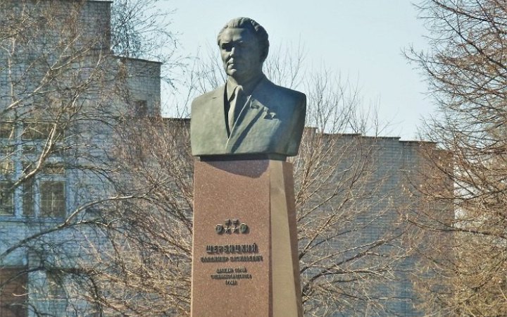 Місцева влада Верхньодніпровська відмовляється демонтувати пам’ятник Щербицькому