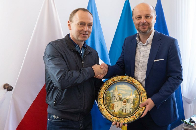 Владислав Атрошенко під час зустрічі з мером Жешува Конрадом Фійолеком, на якій мери домовилися, що міста будуть побратимами, 3 червня 2022.